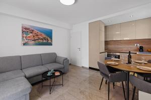 een woonkamer met een bank en een tafel bij Apartment Masha in Novigrad Istria