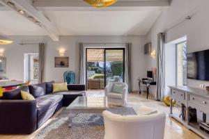 Villa Vermentine في جورد: غرفة معيشة مع أريكة وطاولة