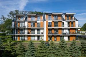 une image d'un immeuble d'appartements dans l'établissement Little Laguna Apartments SPA & Gym by Noclegi Renters, à Międzywodzie 55 autres photos