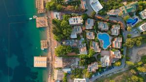 an overhead view of a group of houses next to the water at Faros Hotel Bodrum - Special Category in Golturkbuku