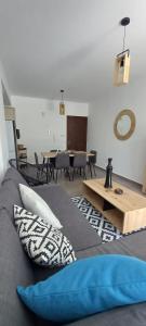 ein Wohnzimmer mit einem Sofa und einem Tisch in der Unterkunft Valentinas apartment ! in Polis Chrysochous