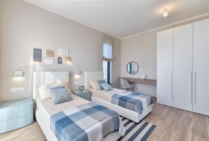 En eller flere senge i et værelse på New VILLA TIHI OTOK near the beach + 31 billeder