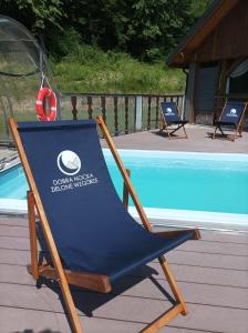 een blauwe ligstoel naast een zwembad bij DobraNocka in Małastów