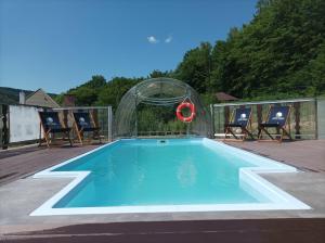 uma piscina com uma cúpula de vidro e um colete salva-vidas vermelho em DobraNocka em Małastów