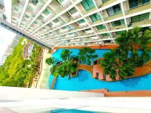 Vue sur la piscine de l'établissement Laguna Beach Resort Pattaya ou sur une piscine à proximité