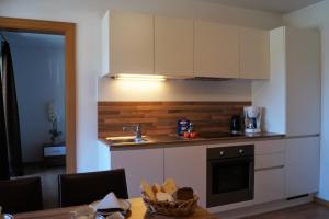 A kitchen or kitchenette at Haus Maiern