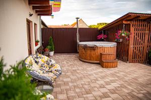 une terrasse avec un bain à remous et une chaise dans l'établissement Casa Iancu, à Jina