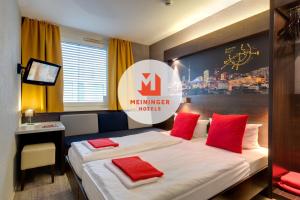 Postel nebo postele na pokoji v ubytování MEININGER Hotel Berlin Hauptbahnhof