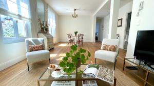 a living room with a table and chairs at Petit Vert Epernay in Épernay