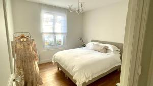 a bedroom with a bed and a window at Petit Vert Epernay in Épernay