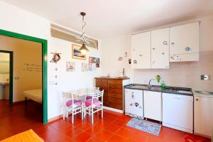 Köök või kööginurk majutusasutuses Bilocale Sant'Anna Vicolo del Mughetto