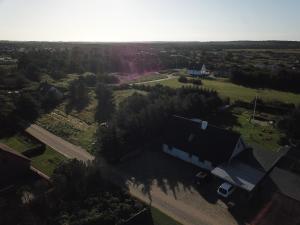 Luftaufnahme eines großen Hauses mit Garten in der Unterkunft Noah's Ark in Klitmøller + 6 Fotos