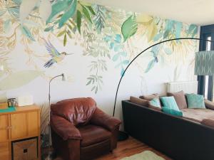A seating area at Golden Brown Apartment