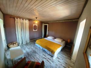 a bedroom with a large bed in a room at Maison Le Troubadour in Ribérac