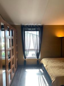 una camera con letto e finestra di Ferienhaus Alte Kaserne a Andernach