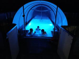 um grupo de pessoas em uma piscina à noite em DobraNocka em Małastów