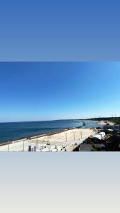 - Vistas a la playa desde la parte superior de un edificio en Apartament z widokiem na morze, en Darłowo