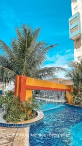 una piscina con una fuente frente a un edificio en Apartamento de 6 pessoas Olimpia Park Resort, en Olímpia