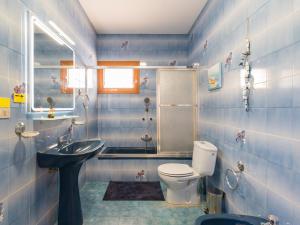 A bathroom at Agaete Pupe Home by Canariasgetaway