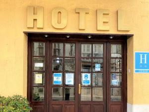 ein Hotelschild über den Türen eines Gebäudes in der Unterkunft Hotel Medina Centro in Jerez de la Frontera