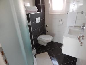 Ein Badezimmer in der Unterkunft Apartments Linda