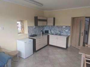 Kuchyňa alebo kuchynka v ubytovaní Apartmány u Mlýna