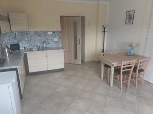 Kuchyňa alebo kuchynka v ubytovaní Apartmány u Mlýna