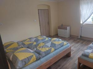Posteľ alebo postele v izbe v ubytovaní Apartmány u Mlýna