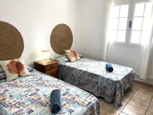 Un dormitorio con dos camas y una ventana en BLANCA FRENTE AL MAR, en Punta Mujeres