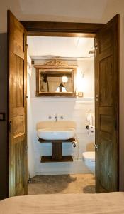 a bathroom with a sink and a toilet and a mirror at Yeni Gelin Evi in Birgi