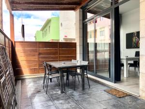 jadalnia ze stołem i krzesłami na balkonie w obiekcie Apartamento Fuerteventura w mieście Puerto del Rosario