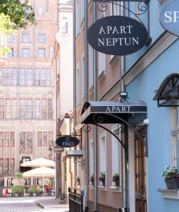 Znak uliczny muzeum sztuki na budynku w obiekcie Apart Neptun w Gdańsku