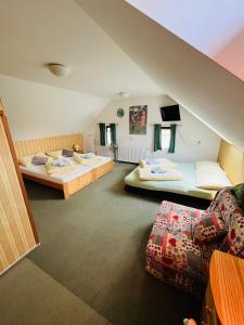 Ένα ή περισσότερα κρεβάτια σε δωμάτιο στο Ještěd golf restaurace a penzion