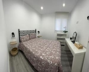 1 dormitorio con 1 cama y vestidor en Barbeito, en Sanxenxo