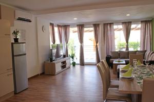 un salon avec une cuisine et une salle à manger dans l'établissement Apartments Luka i Toni, à Vodice