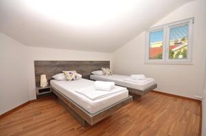 Postel nebo postele na pokoji v ubytování Apartments Luka i Toni