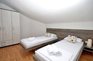 Postel nebo postele na pokoji v ubytování Apartments Luka i Toni