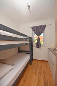 Postel nebo postele na pokoji v ubytování Apartments Luka i Toni