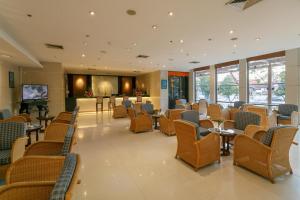 una sala de espera en un hospital con sillas y mesas en Amora Thapae Hotel Chiang Mai en Chiang Mai