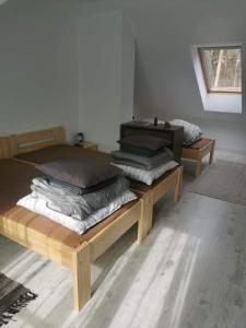 Habitación con cama y mesa con almohadas en Pobierowo Nature, en Pobierowo