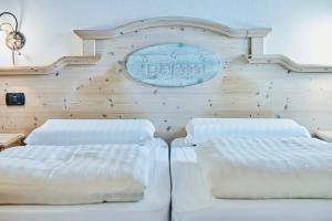 Postel nebo postele na pokoji v ubytování Hotel 2000