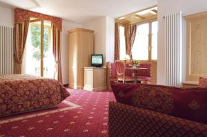 Televízia a/alebo spoločenská miestnosť v ubytovaní Hotel Almazzago