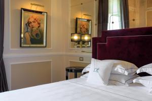 Voodi või voodid majutusasutuse Grand Hotel Des Etrangers toas