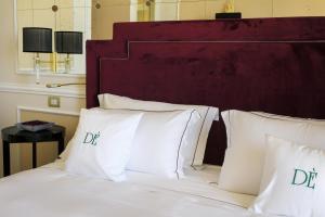Voodi või voodid majutusasutuse Grand Hotel Des Etrangers toas