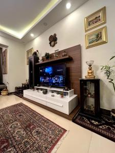 Μια τηλεόραση ή/και κέντρο ψυχαγωγίας στο Lovely 2 bedroom duplex with a pool in front AUC