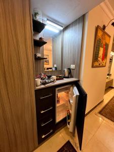 Η κουζίνα ή μικρή κουζίνα στο Lovely 2 bedroom duplex with a pool in front AUC