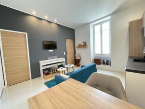 salon z niebieską kanapą i kominkiem w obiekcie Nice Renting - Moneghetti Monaco - Spacious Apartment Full Equipped w mieście Beausoleil