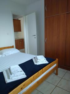 a bedroom with a bed with towels on it at Studio Apartment Zen in Murine