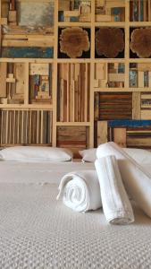 a bedroom with two white beds in a room at Le Zagare di Vendicari in Noto Marina