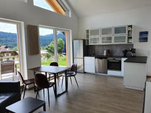 A kitchen or kitchenette at Ferienhäuser Seetraum Premium Card inklusive